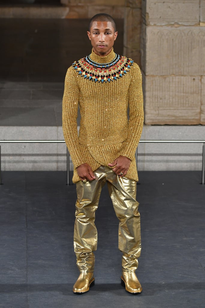 عرض فاريل ويليامز أزياء العلامة أيضاً، وارتدى بنطالاً ذهبيّاً