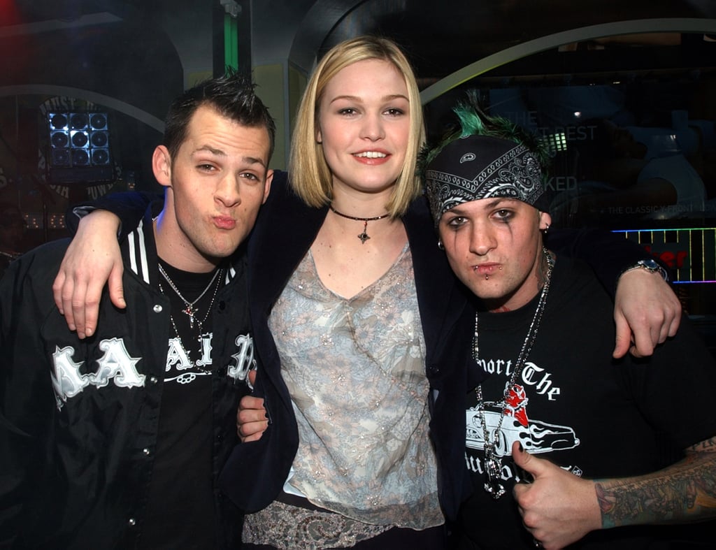 Julia Stiles posed with the guys of Good Charlotte on TRL in 2003.
