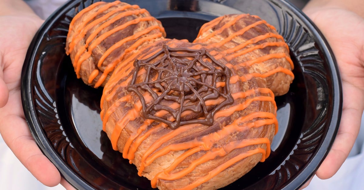 You need to try this Iced Cinnamon Roll Latte in your Disney's Mickey