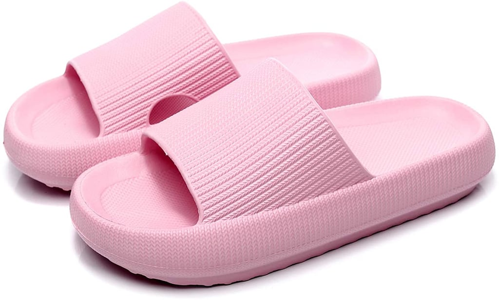 枕头幻灯片在粉红色的拖鞋