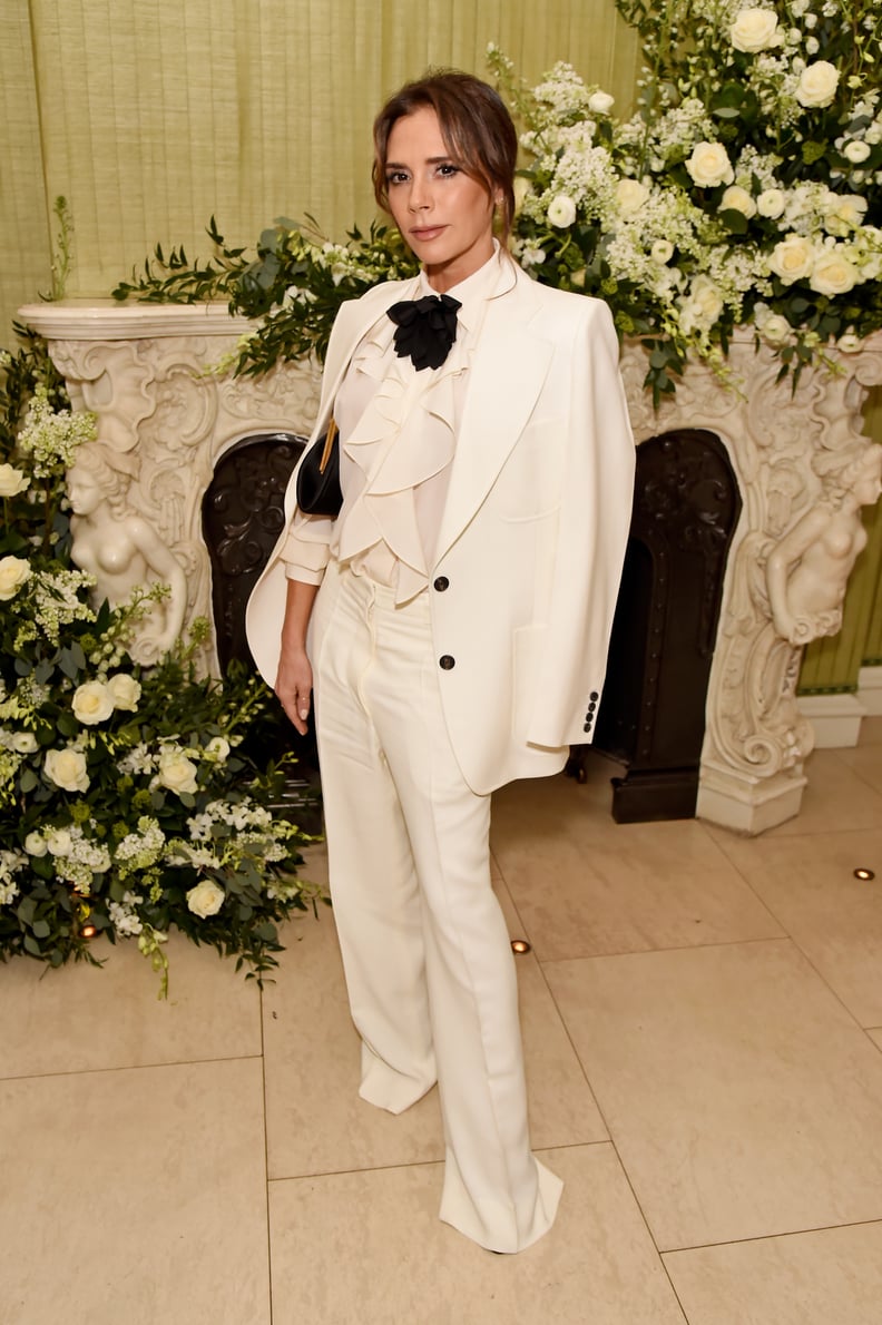 维多利亚·贝克汉姆Rewears英国时尚的白色西装和Tiffany & Co .)在2020年颁奖典礼后