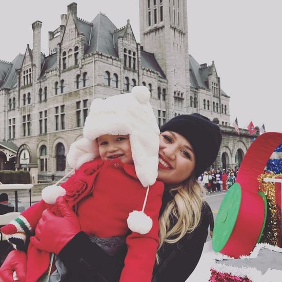 Kelly Clarkson and Daughter River at Christmas Parade 2016