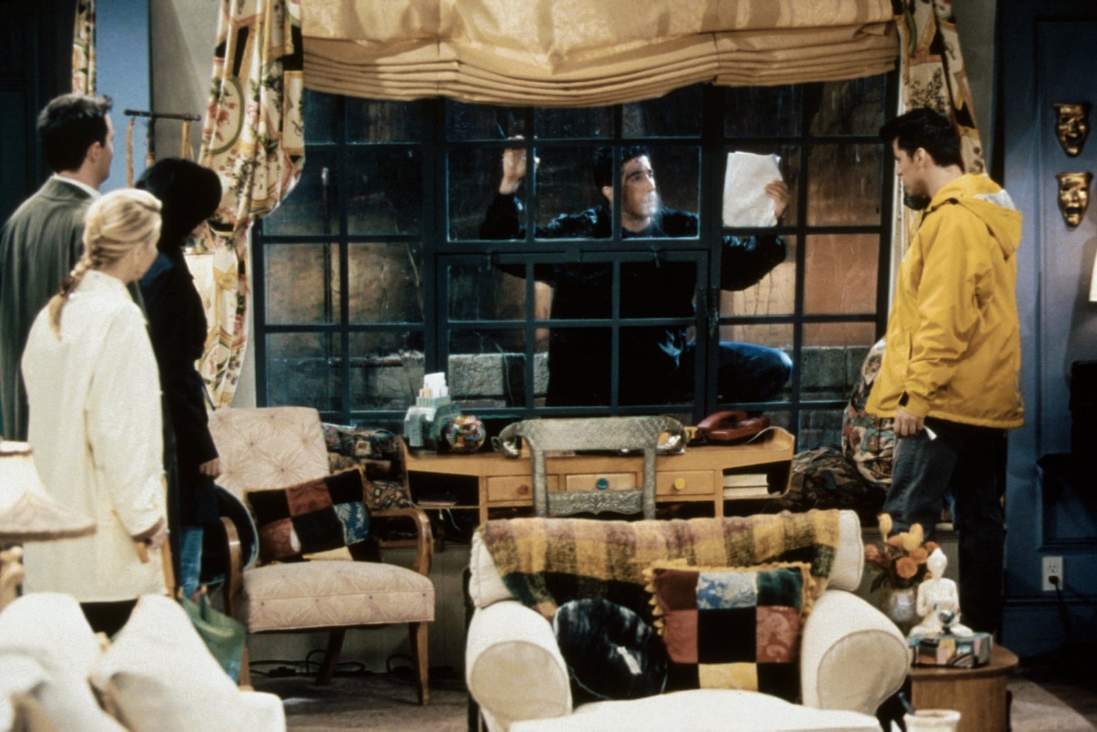 26 Decor Details in Monica's Apartment From Friends | PS Home