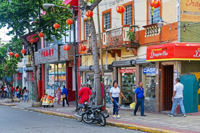 中国商店和餐馆在唐人街/唐人街在加拉卡斯的胡安-帕布鲁Duarte圣多明哥,多米尼加共和国,加勒比海。(照片:Marica范德梅尔先生/ Arterra /环球图像集团通过盖蒂图片社)