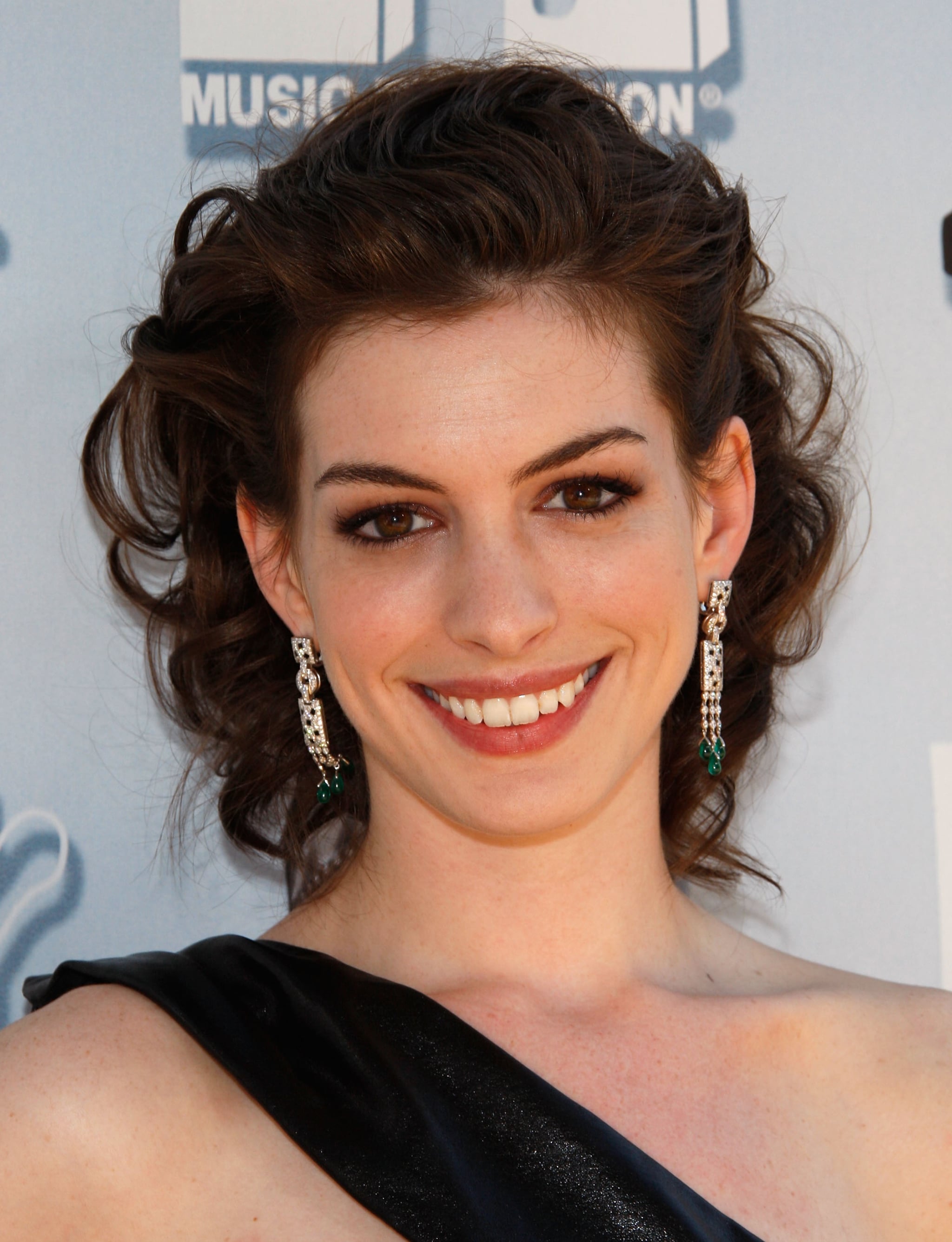 2008 Anne Hathaway How The Beauty Looks At The Mtv Movie Tv Awards Have Changed Popsugar Beauty Photo 6