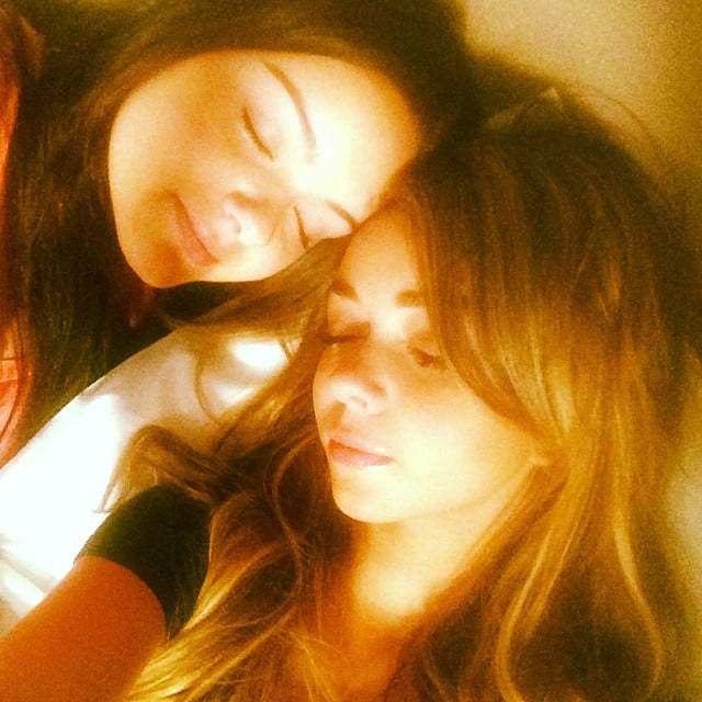 Sarah Hyland posed for a peaceful picture with her Modern Family costar Ariel Winter.
Source: Instagram user therealsarahhyland