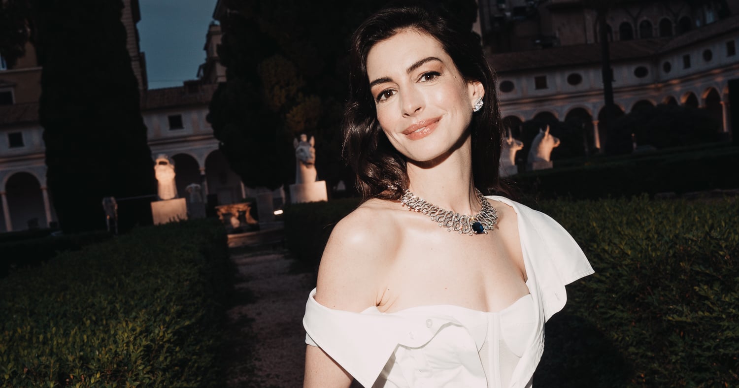 Anne Hathaway’s Viral Gap Dress Is Available For Preorder