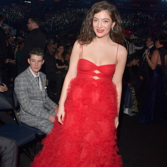 Lorde华伦天奴的衣服在2018年格莱美奖