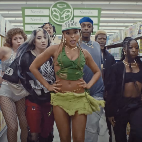 Tinashe穿绿色比基尼在“需要”的音乐视频