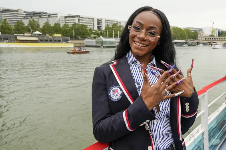 PARÍS, FRANCIA - 26 DE JULIO: Sha'Carri Richardson posa para una foto mientras viaja con sus compañeros de equipo en un bote por el río Sena durante la Ceremonia de Apertura de los Juegos Olímpicos de París 2024 el 26 de julio de 2024 en París, Francia. (Foto de Ashley Land)