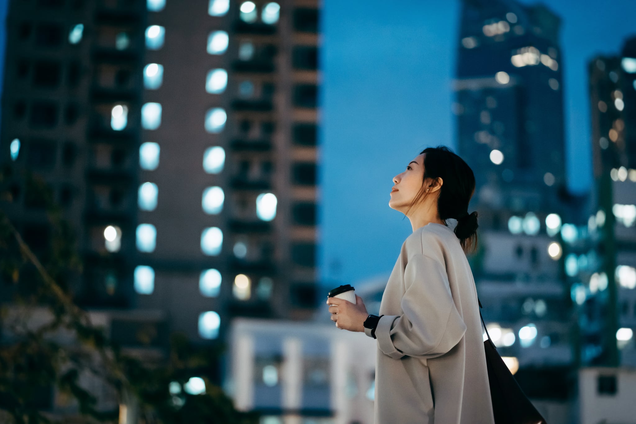 年轻女子在土星逆行看着天空