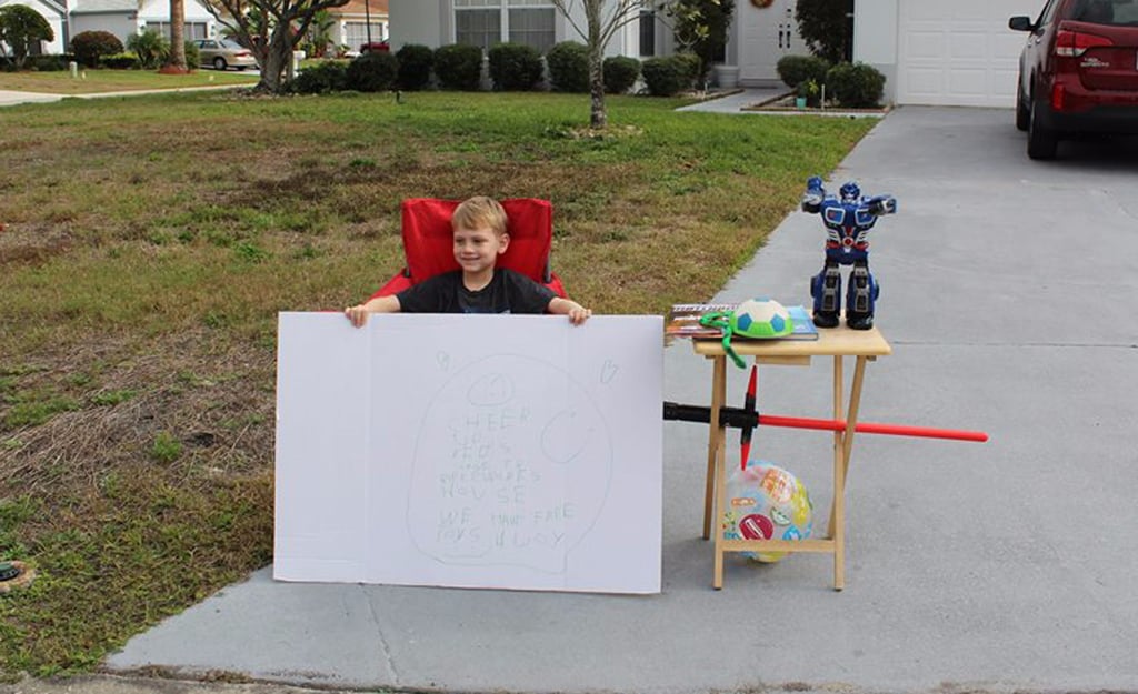 Boy Sets Up a Free Toy Stand For Kids in Need