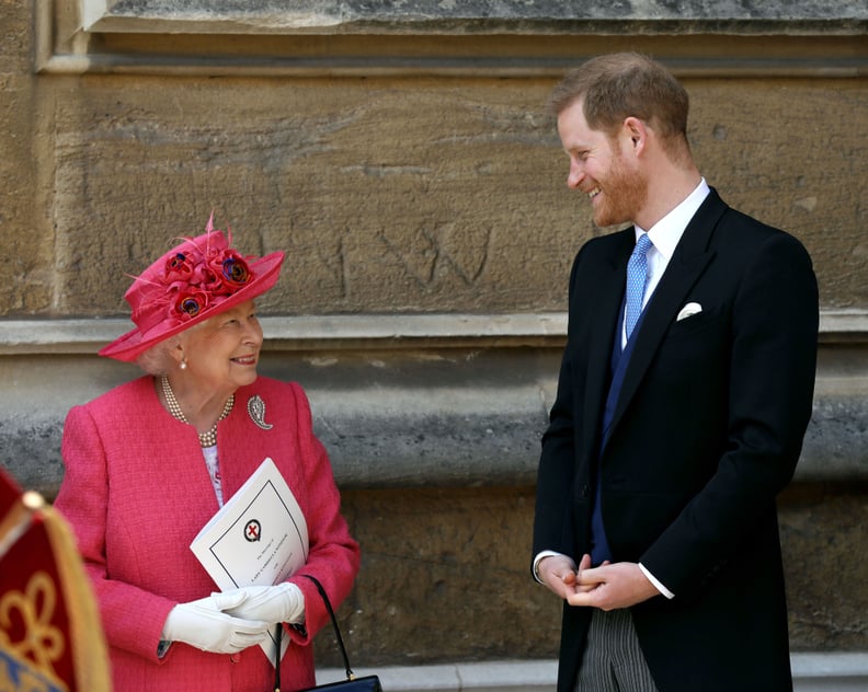 英国温莎- 5月18日:英国女王伊丽莎白二世与哈里王子说话,苏塞克斯公爵夫人的婚礼后,他们离开加布里埃尔温莎托马斯·金斯顿在圣乔治教堂,温莎城堡5月18日,2019年在英国温莎市。(图片由史蒂夫