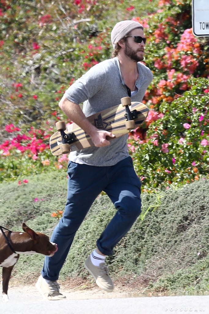 Liam Hemsworth With a Skateboard in LA | Pictures
