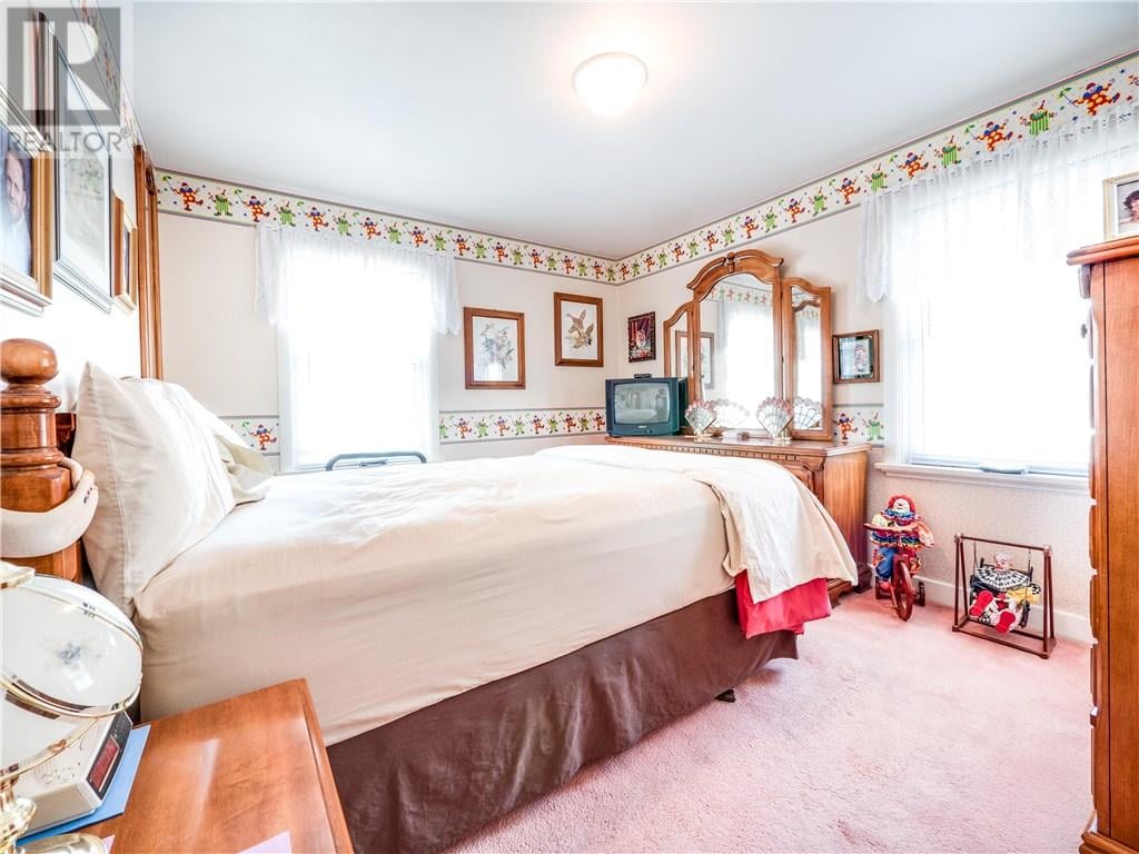 Ontario House For Sale With Clowns