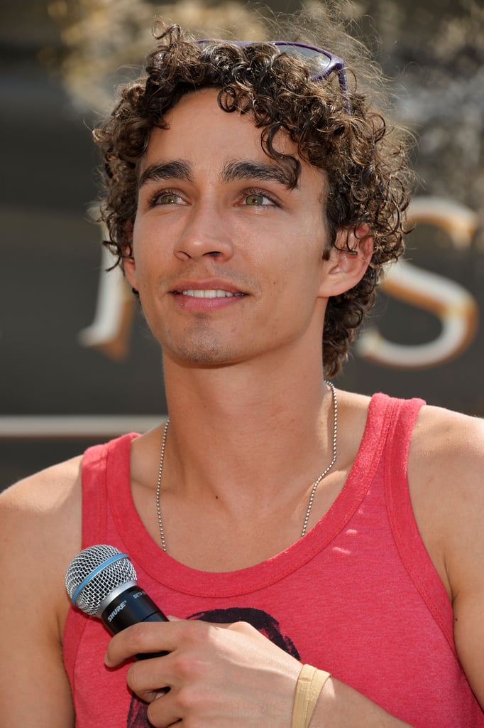 See The Umbrella Academy's Robert Sheehan's Hottest Photos