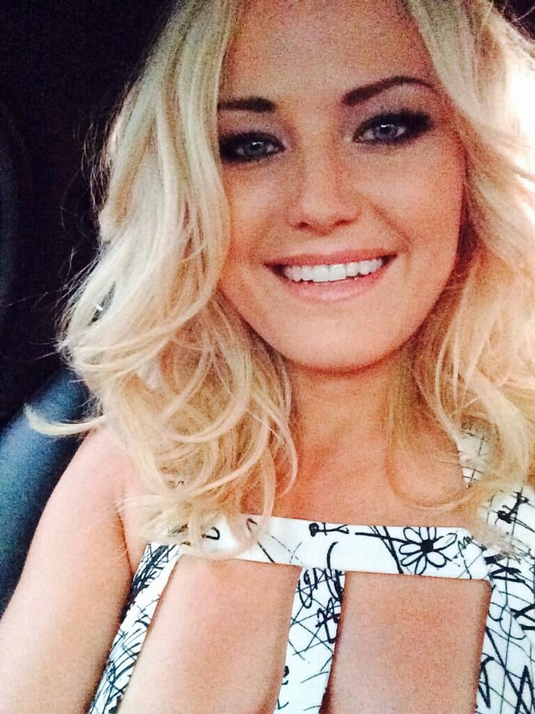 Malin Akerman snapped a car selfie on her way to the People's Choice Awards.
Source: Twitter user MalinAkerman