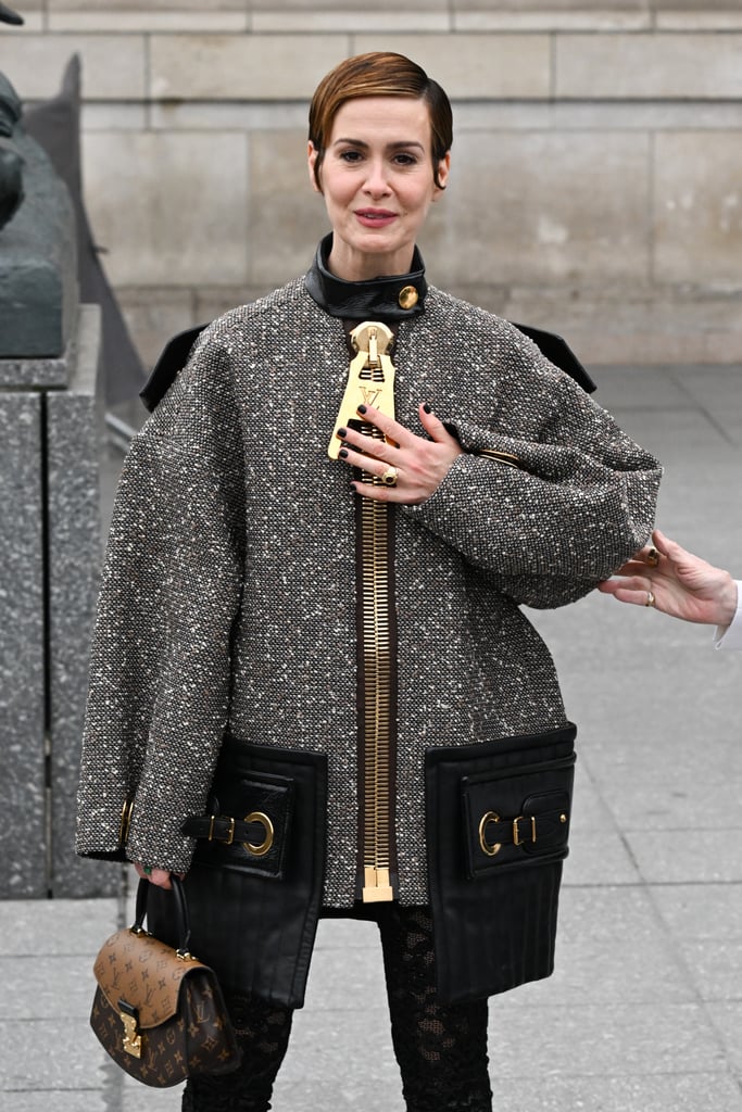 莎拉·保尔森在巴黎时装周的超大的拉链