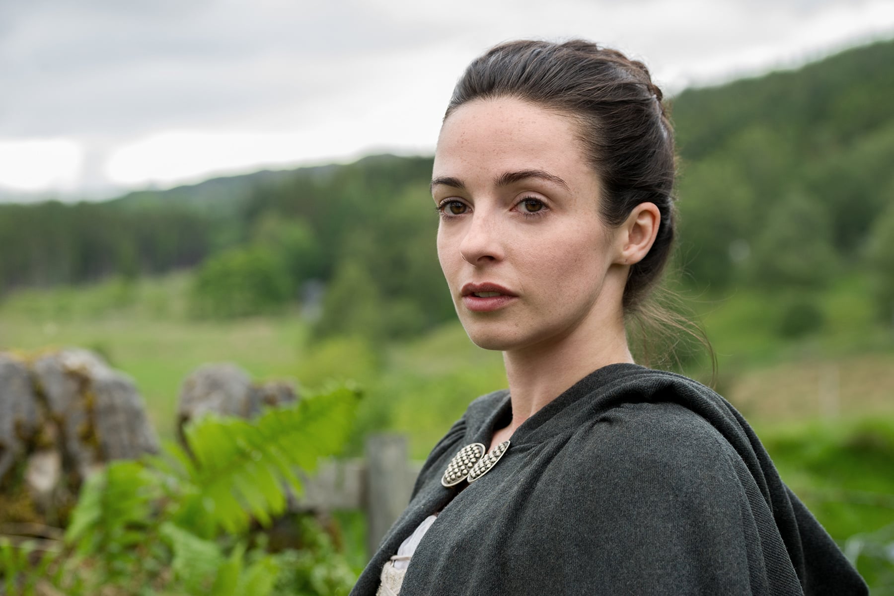 Laura Donnelly as Jamie's sister, Jenny. 