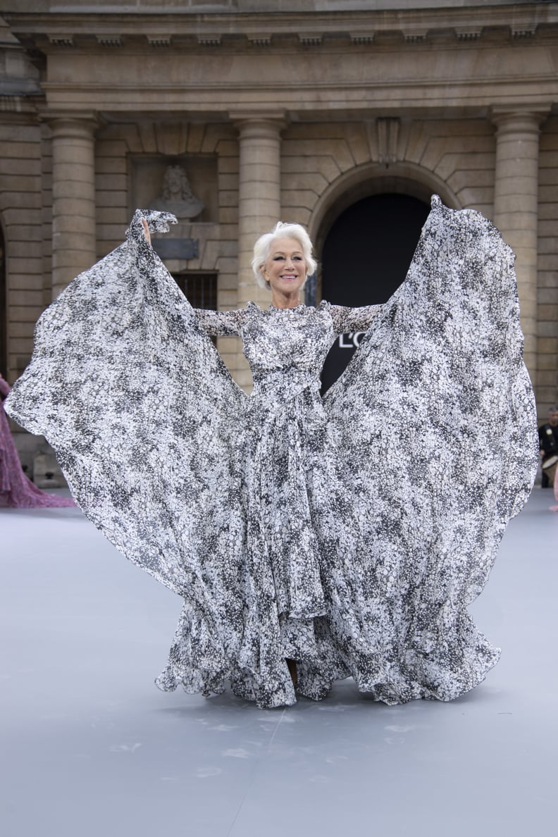 Helen Mirren Walks Le Défilé L'Oréal Paris 2019