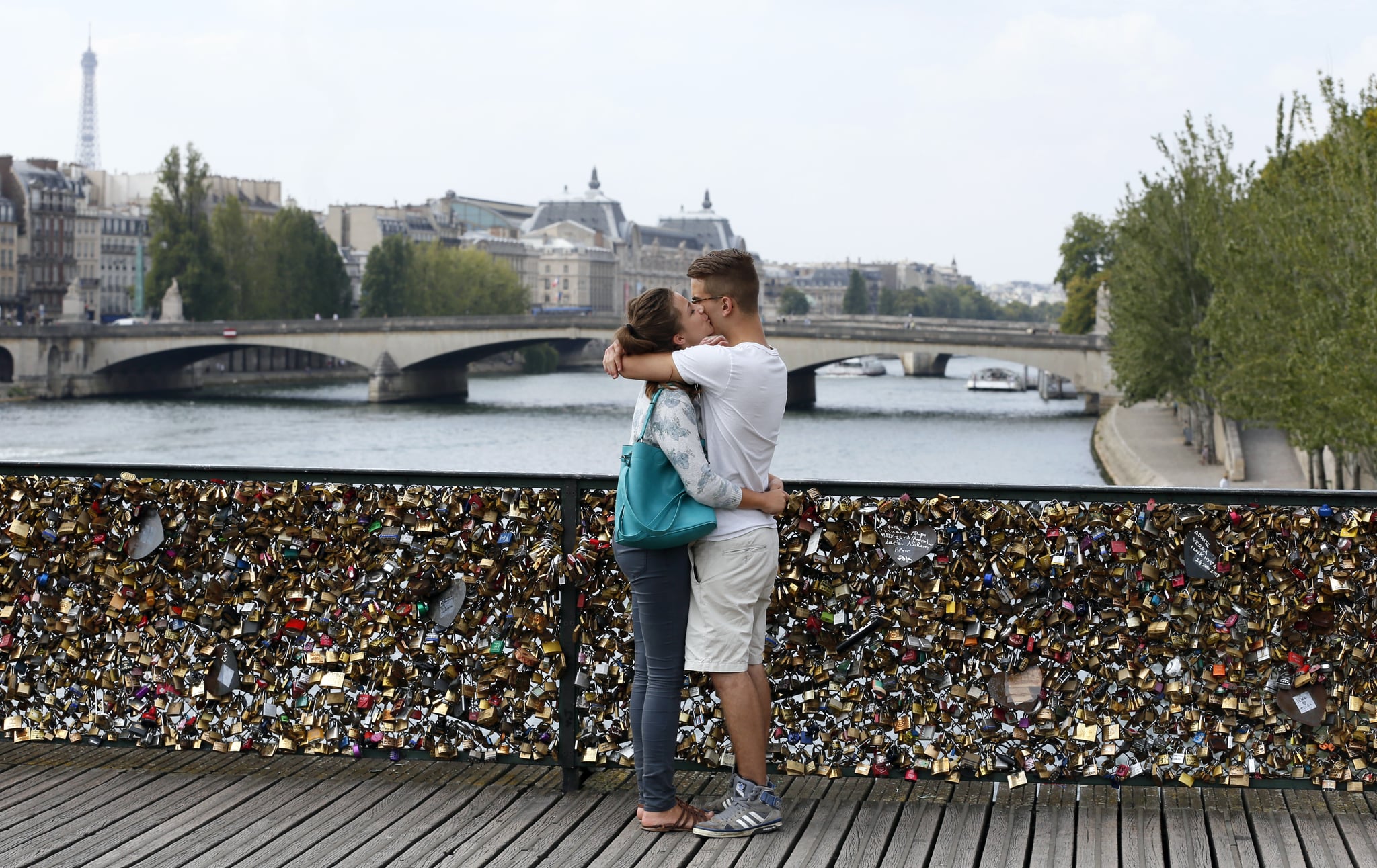 Городские люди встречаются с землей. Мост искусств в Париже. Мост с замочками в Париже. Мост любви в Париже. Мост влюблённых, Франция.