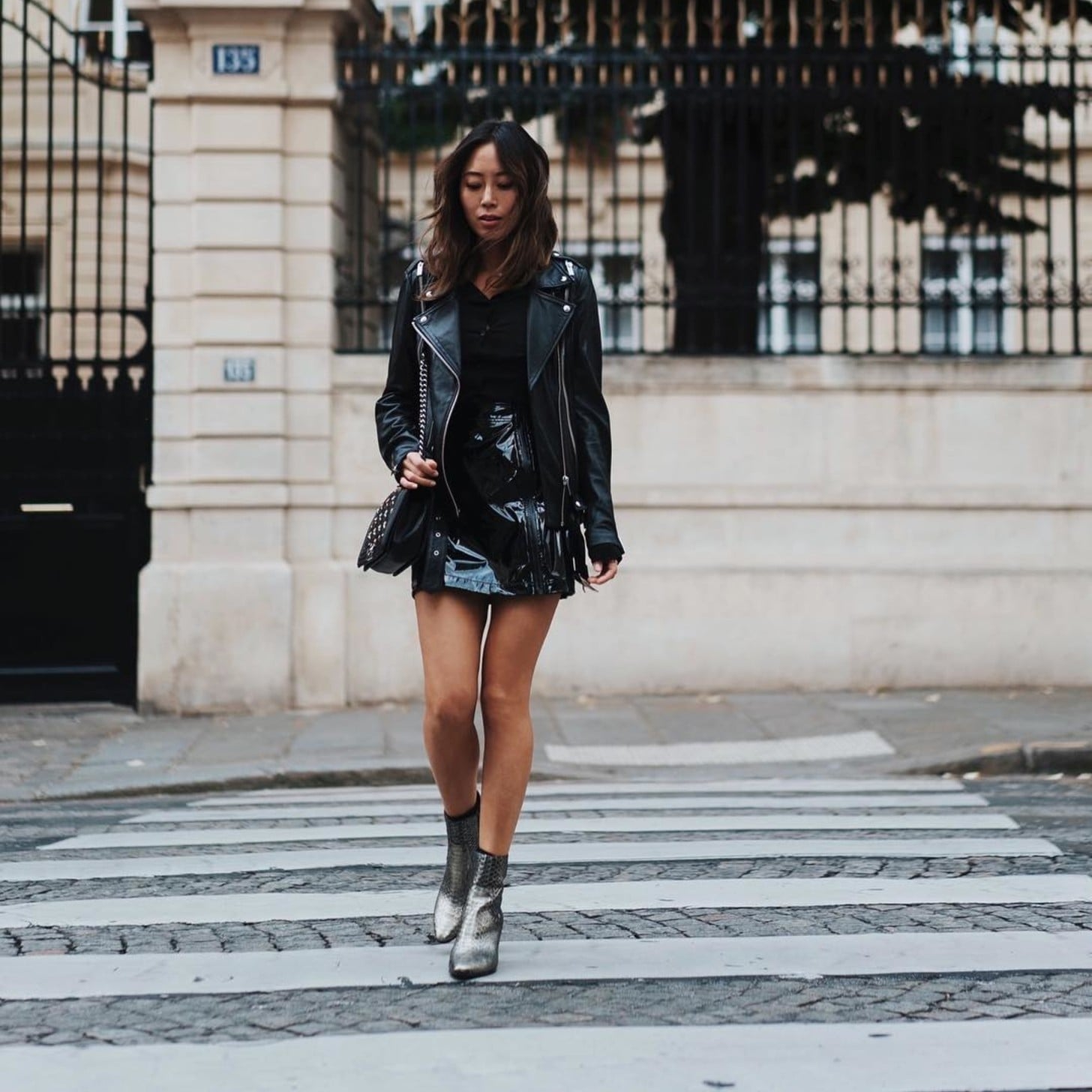 Top 50+ imagen black leather jacket outfit ideas - Abzlocal.mx