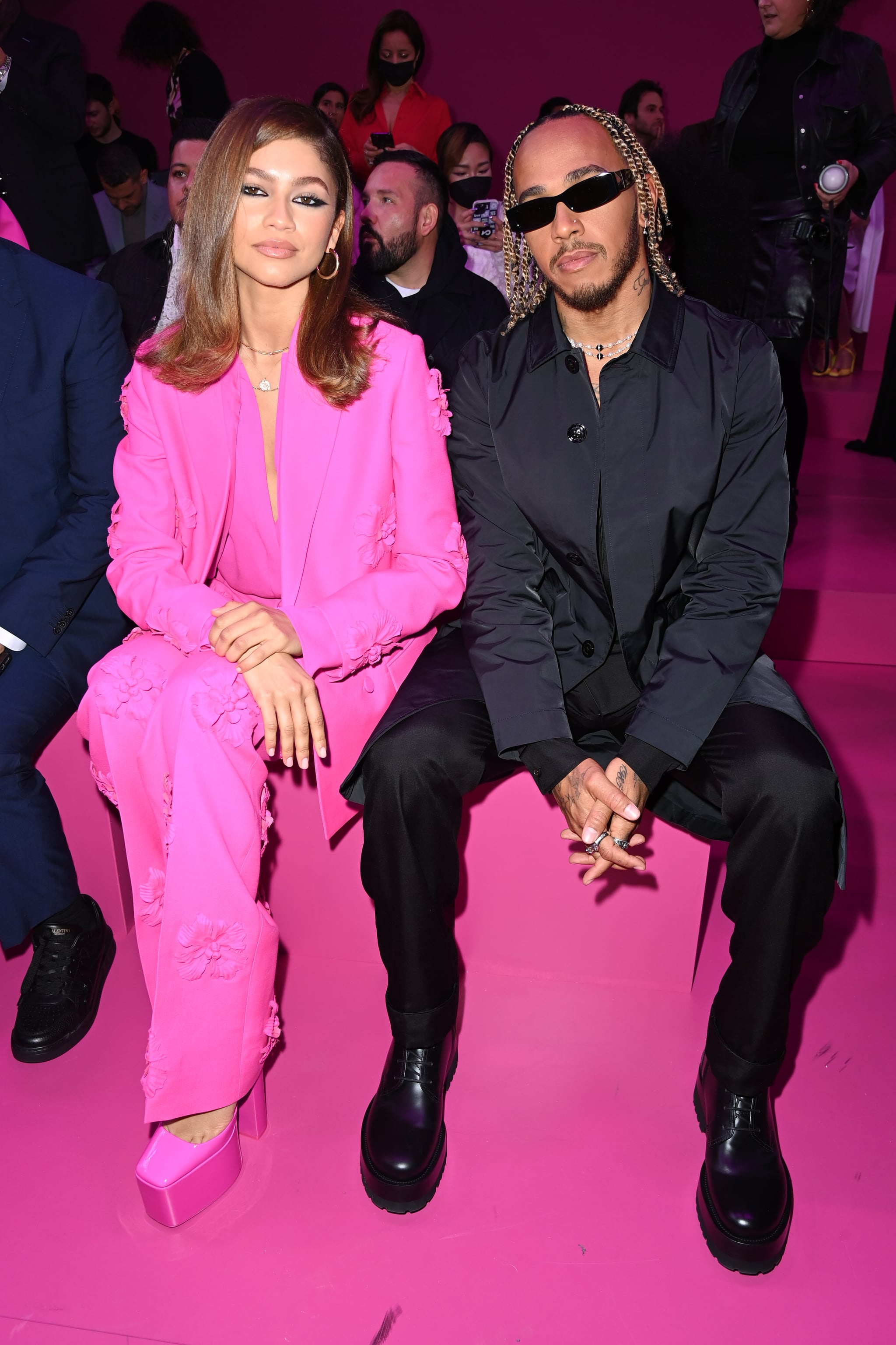 PARÍS, FRANCIA - 6 DE MARZO: (SOLO PARA USO EDITORIAL - Para uso no editorial, solicite la aprobación de Fashion House) Zendaya y Lewis Hamilton asisten al espectáculo Valentino Womenswear Otoño/Invierno 2022/2023 como parte de la Semana de la Moda de París el 6 de marzo de 2022 en París, Francia.  (Foto de Pascal Le Segretain/)