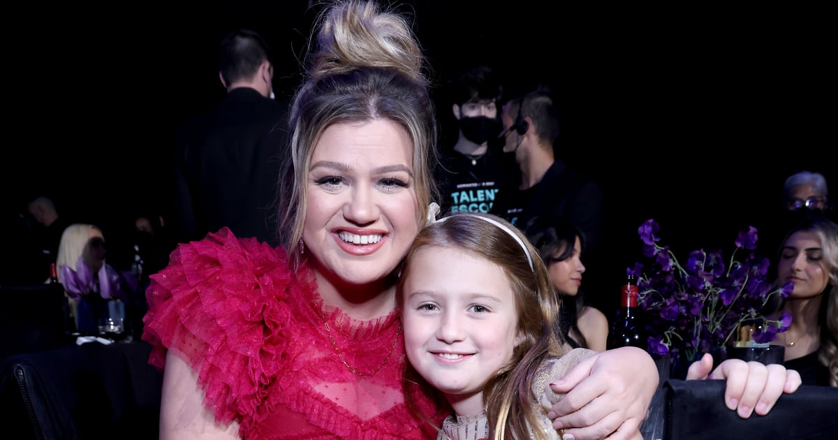 Kelly Clarkson Enjoys a Mother-Daughter Date With River at the People's Choice Awards