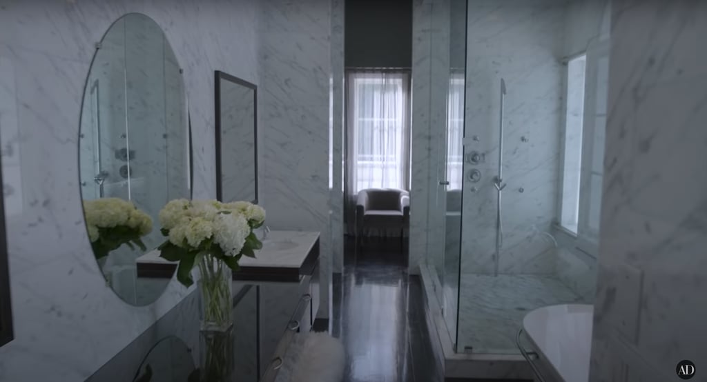 泰瑞斯吉布森的落地大理石和玻璃浴室