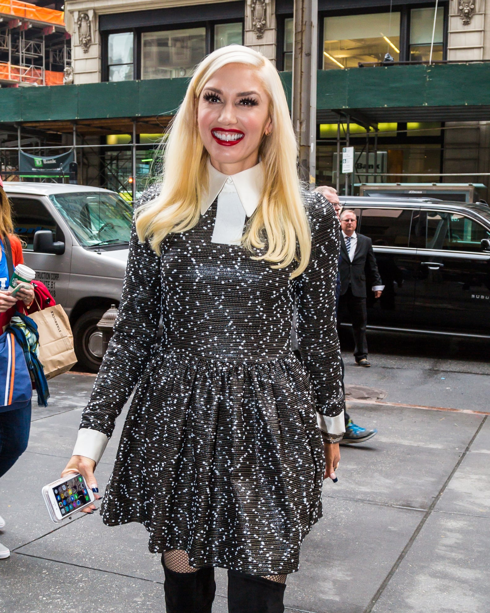 Gwen Stefani's April Fools' Joke About Being Pregnant 2016 PS Celebrity(01)
