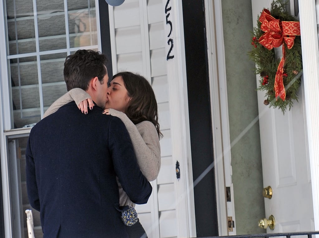 Lizzy Caplan and Joseph Gordon-Levitt Kissing | Pictures