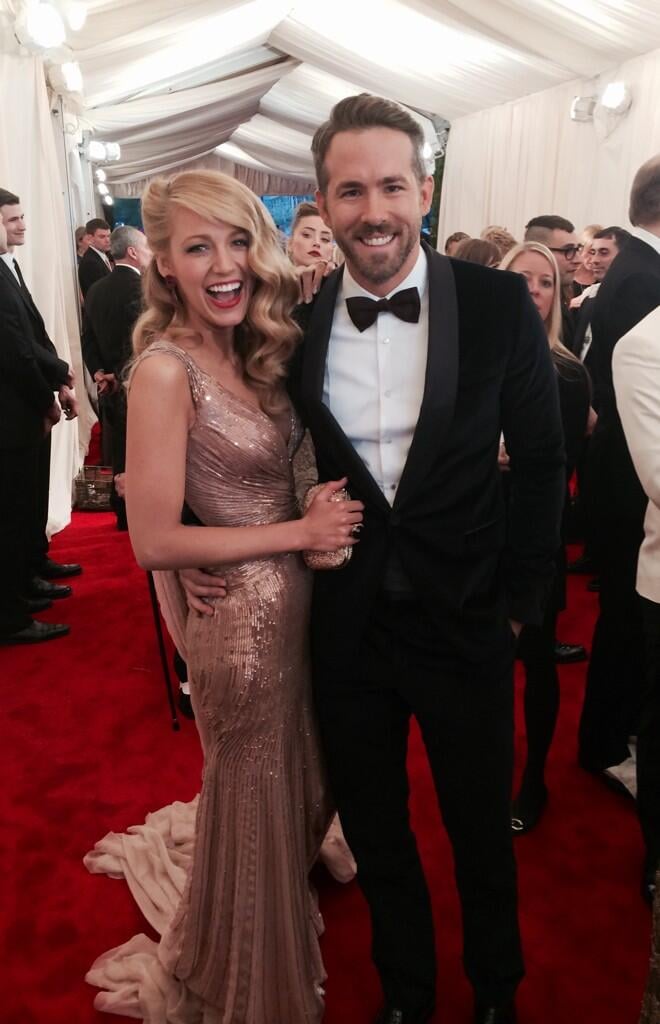 Blake Lively and Ryan Reynolds posed perfectly on the carpet.
Source: Twitter uservoguemagazine