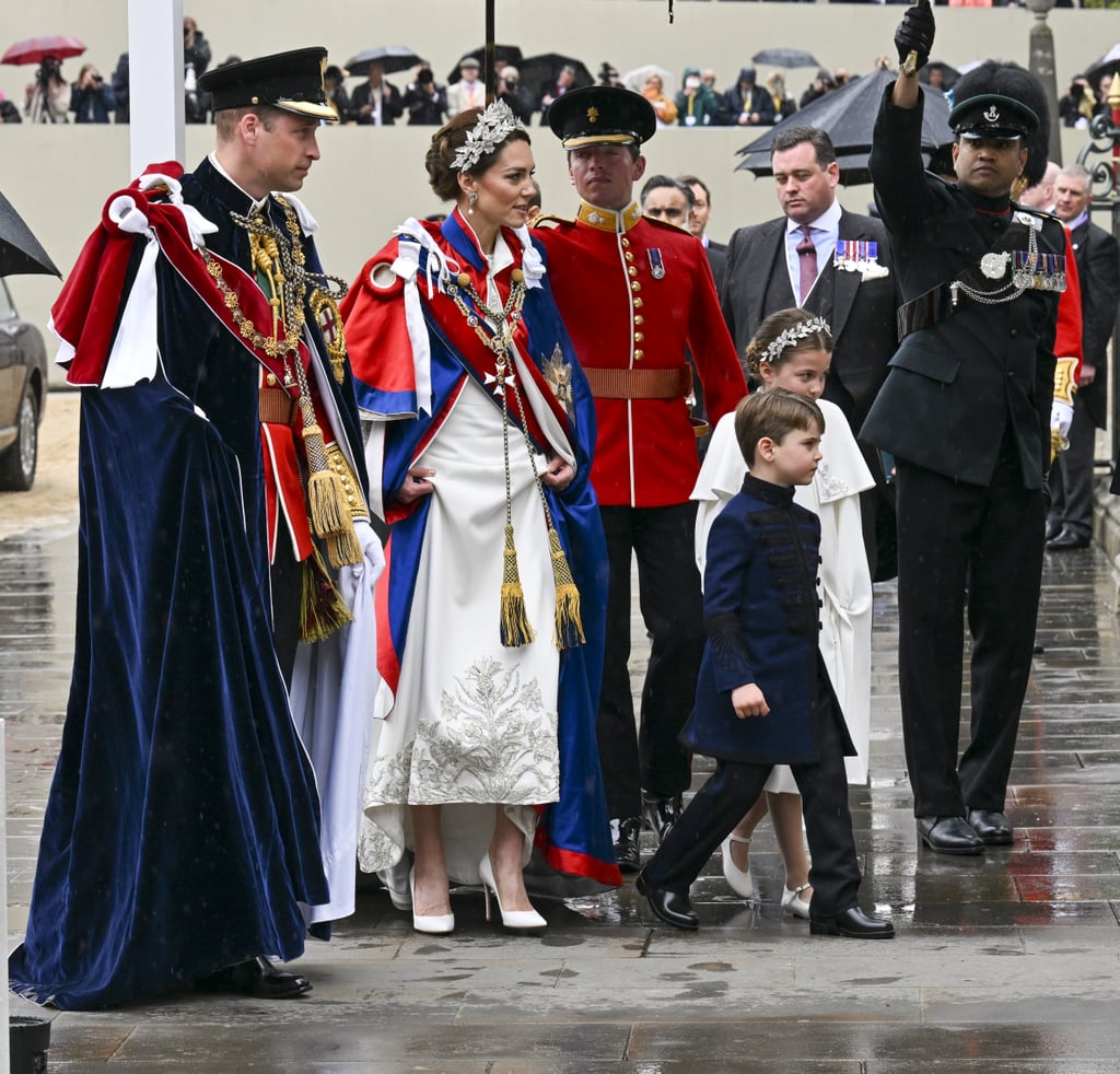 凯特•米德尔顿穿着白色国王查理三世加冕