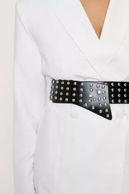 Not the Carrie Bradshaw belt styling at @louisvuitton cruise