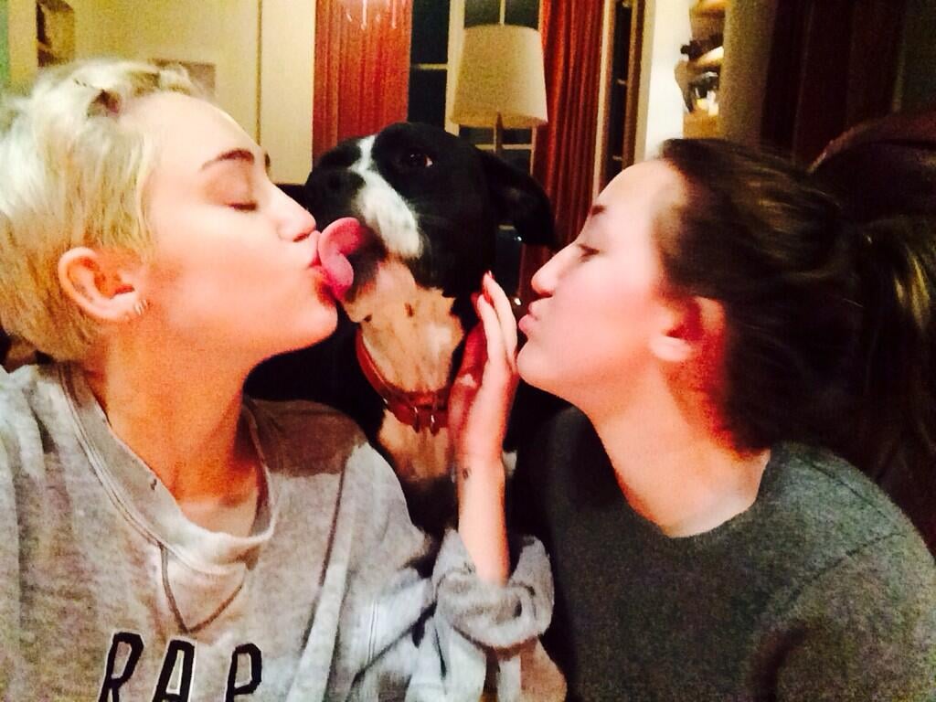 Miley Cyrus got close to her dog Mary Jane and her sister Noah.
Source: Twitter user mileycyrus