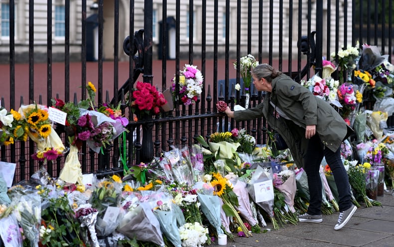 LONDON - SEPTEMBER 09: Tributes are placed outside Buckingham Palace on September 09, 2022 in London, United Kingdom. Elizabeth Alexandra Mary Windsor was born in Bruton Street, Mayfair, London on 21 April 1926. She married Prince Philip in 1947 and acced