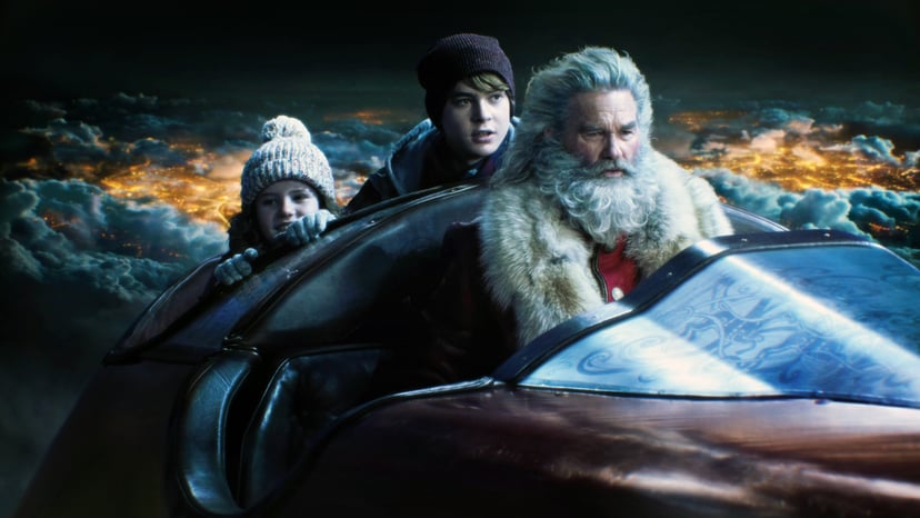 THE CHRISTMAS CHRONICLES, from left: Darby Camp, Judah Lewis, Kurt Russell as Santa Claus, 2018. ph Michael Gibson/  Netflix / courtesy Everett Collection
