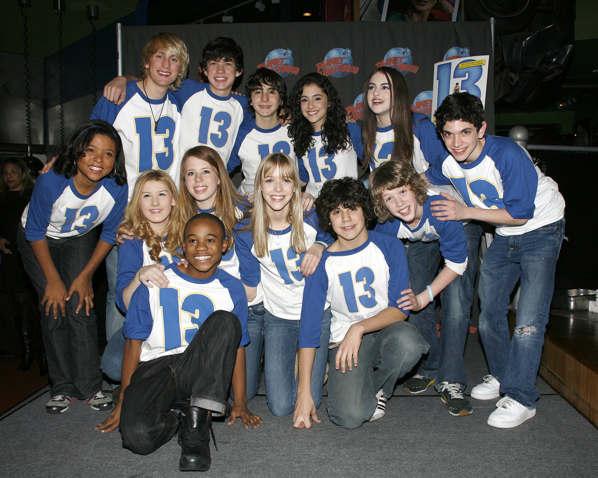 Graham Phillips, Ariana Grande, Brynn Williams, Joey La Varco, Caitlin Gann, Elizabeth Egan Gillies, Delaney Moro, Joey La Varco, Al Calderon, Malik Hammond, Eamon Foley et les acteurs présents à la cérémonie des empreintes de la main de Broadway Musical 13 au Planet Hollywood à New York.  30 octobre 2008 �� Walter McBride (Photo de Walter McBride/Corbis via Getty Images)