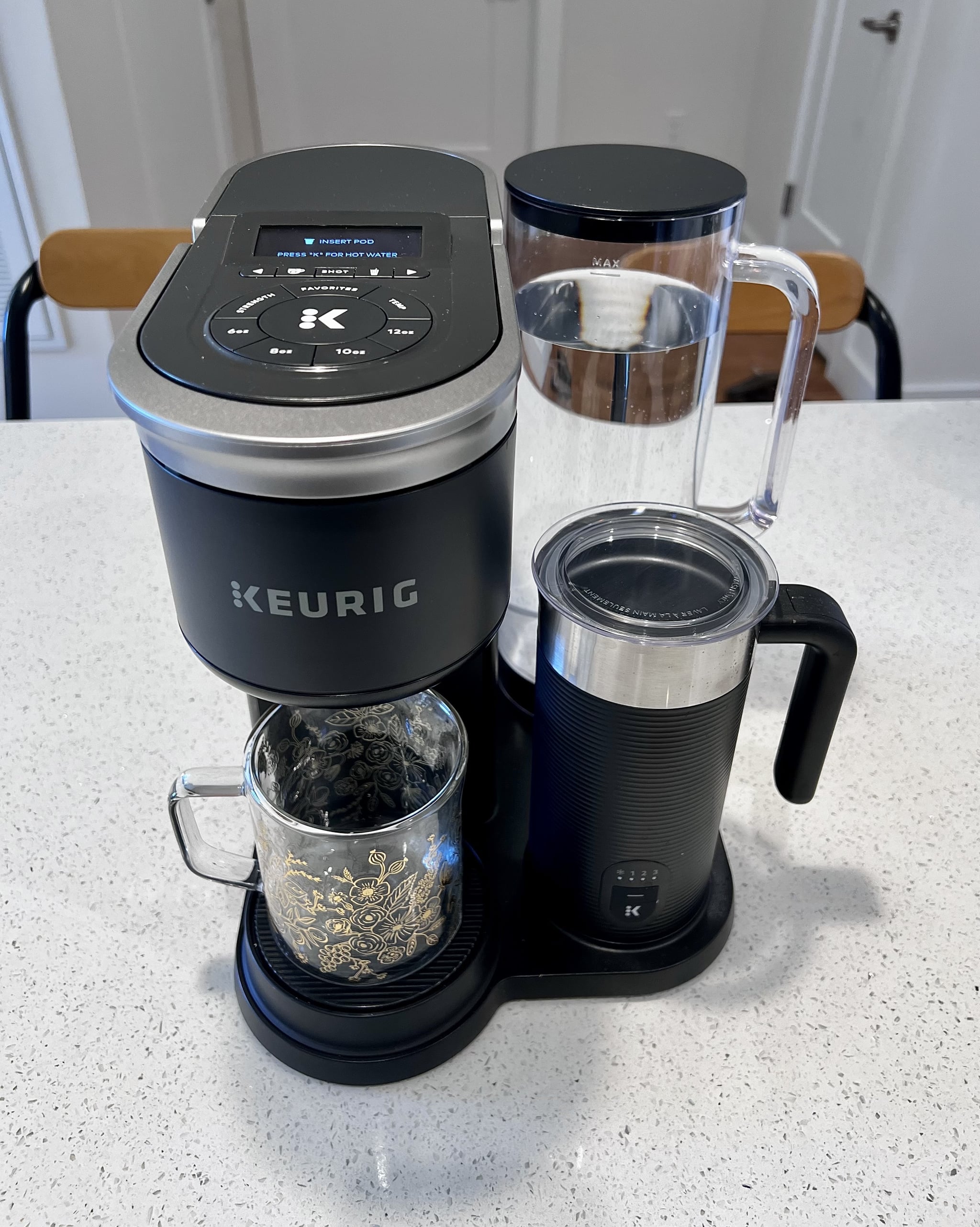 柜台上的Keurig K-Cafe智能咖啡机的图片。