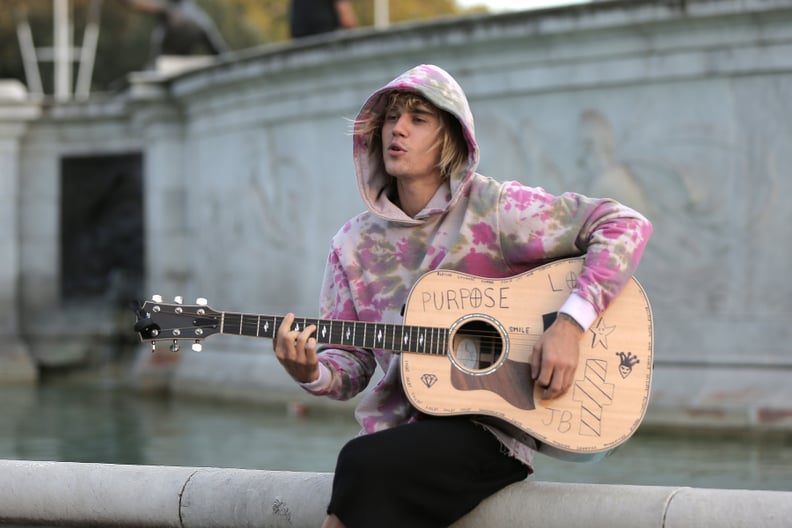 LONDON, ENGLAND - SEPTEMBER 18:  Justin Bieber stops at the Buckingham Palace fountain to play a couple of songs with his guitar for Hailey Baldwin and fans on September 18, 2018 in London, England.  (Photo by Ricky Vigil/GC Images)
