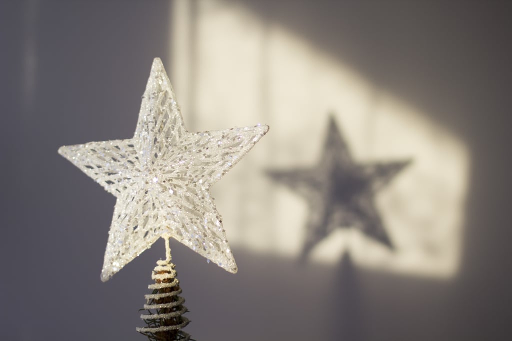 节日变焦背景:圣诞星星树顶