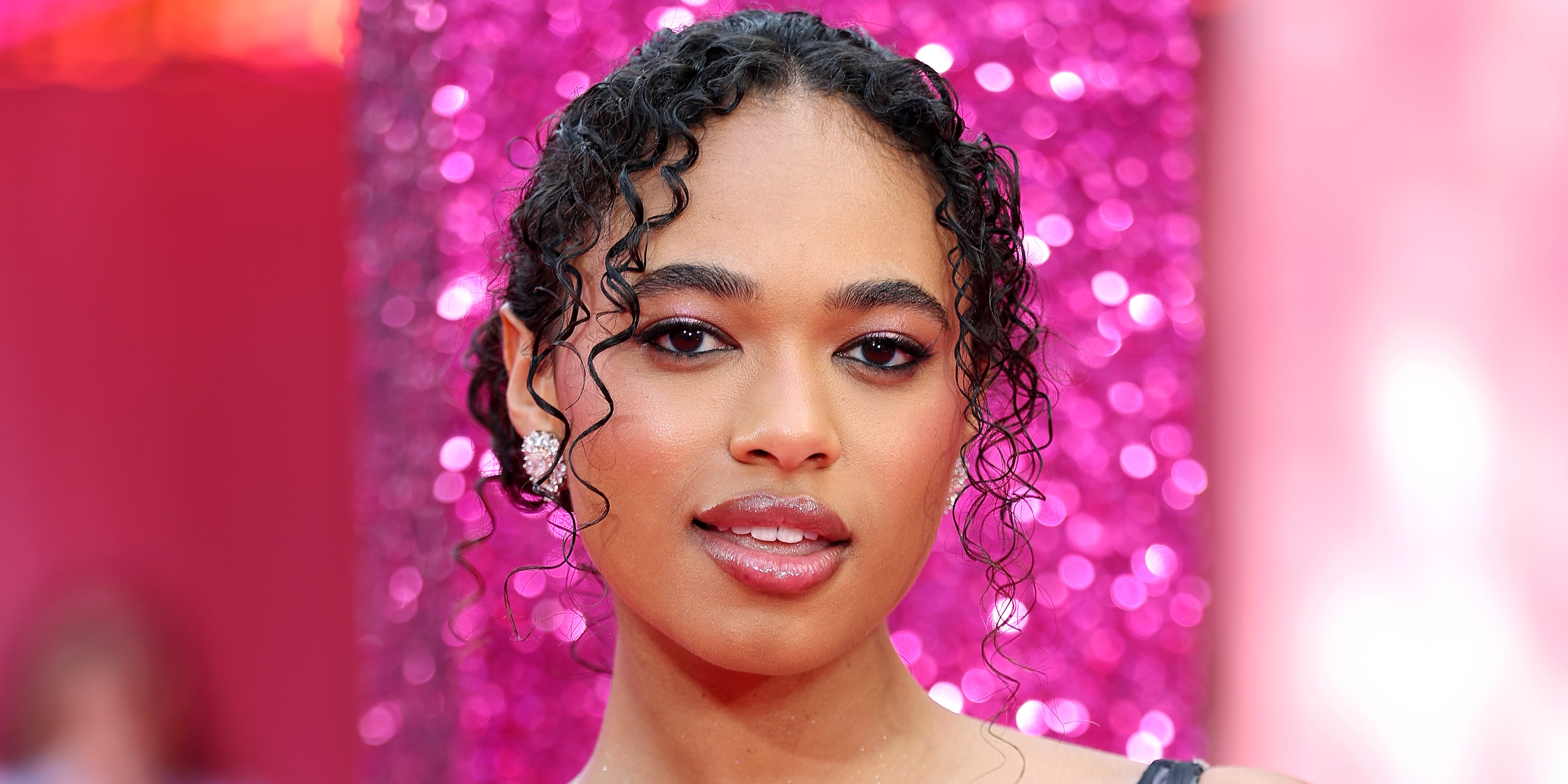 "Elle" Star Chandler Kinney Talks ‘90s Makeup Trends and Self-Care Favorites