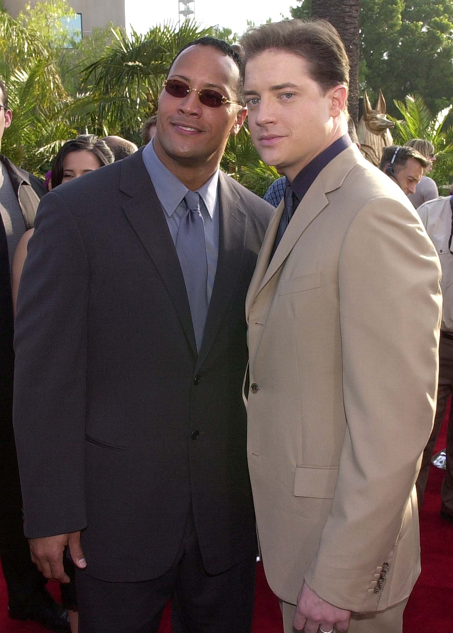 LOS ANGELES, UNITED STATES:  US actor Brendan Fraser (R) poses with co-star WWF wrestler/actor The Rock (L) at the premiere of their new film 