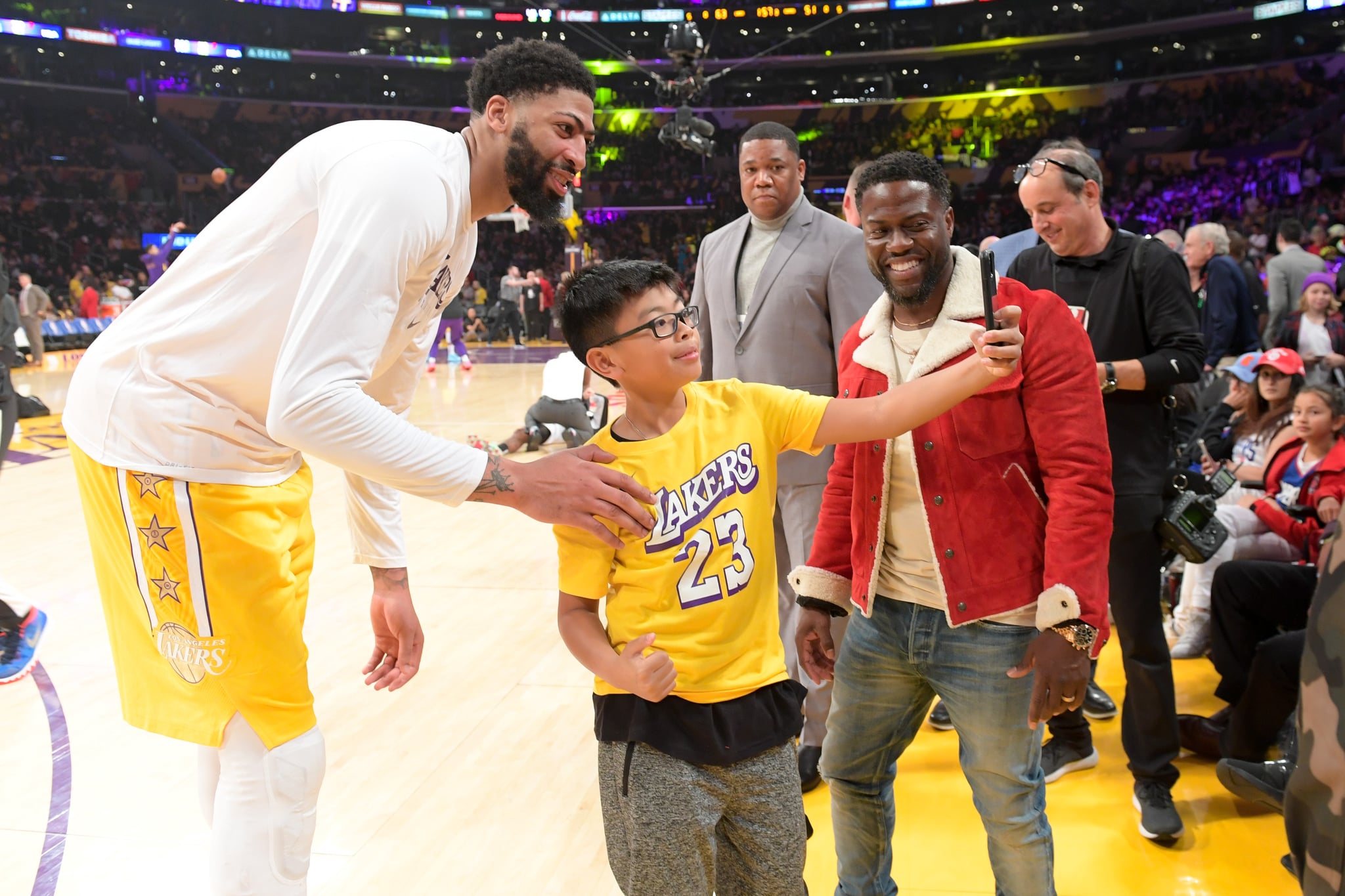 Watch Anthony Davis Fall On Kevin Hart At Lakers Game Popsugar Celebrity
