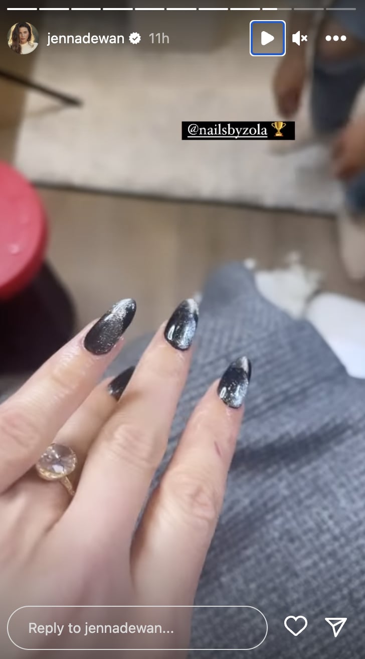 jenna dewan "ojo de gato" las uñas brillan contra su vestido transparente