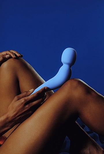最好的女同性恋者的性玩具:振动器,一段树枝,捆绑式