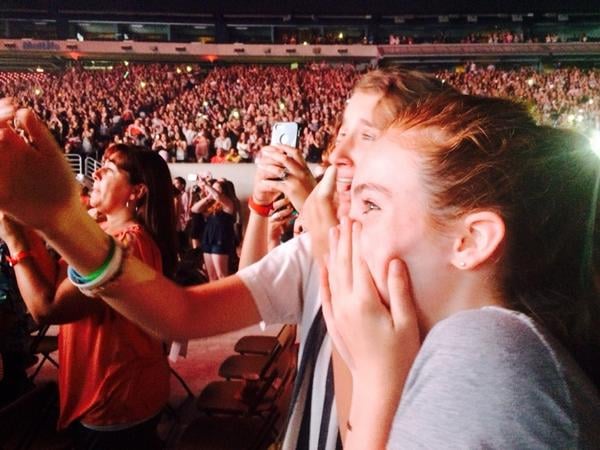 Julianne Moore took her daughter, Liv Freundlich, to the One Direction concert in NYC — and thanked a fellow mom in the audience for lending her earplugs.
Source: Twittter user _juliannemoore