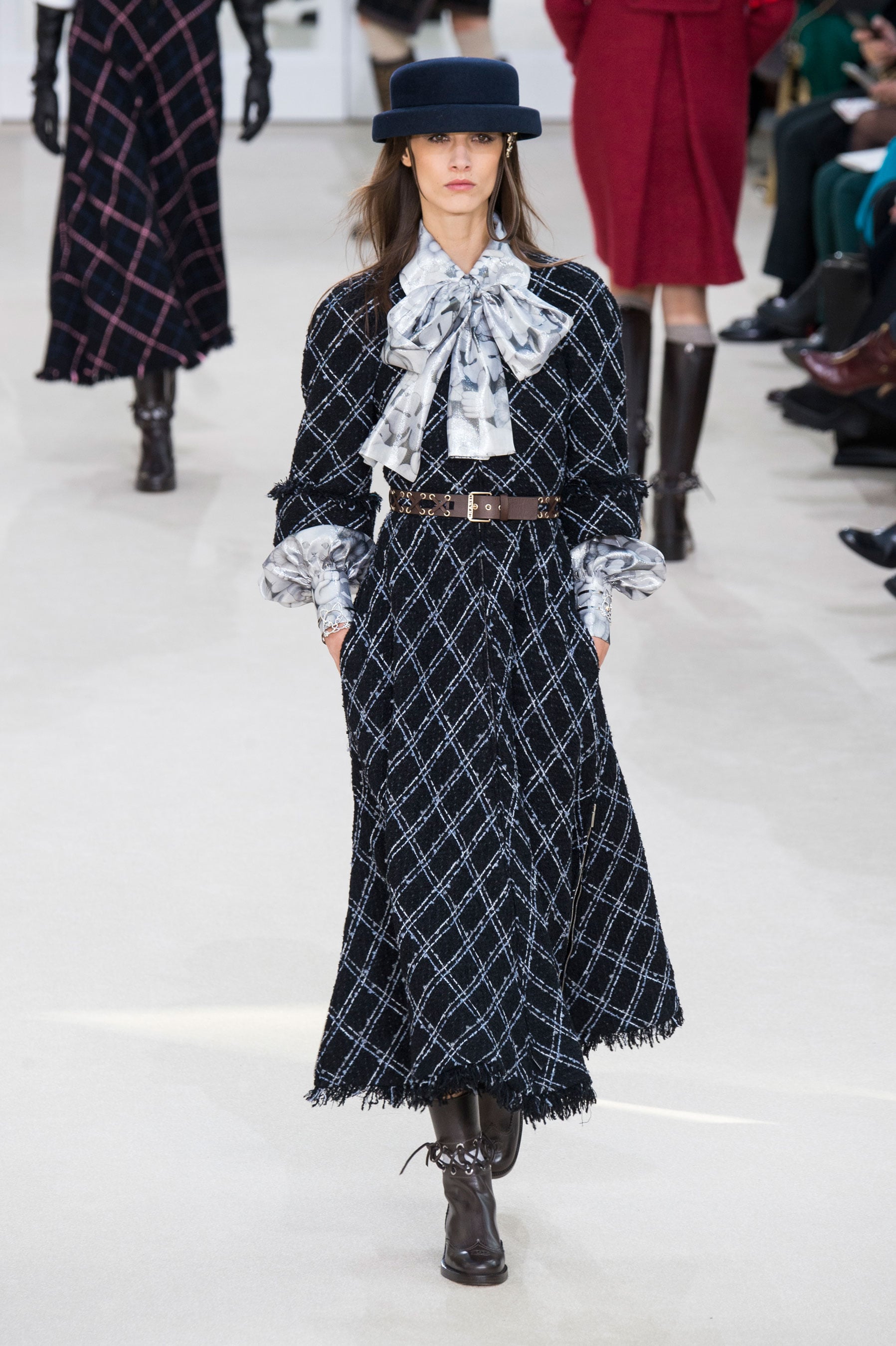 perzik Afhaalmaaltijd natuurlijk Fashion, Shopping & Style | Karl Lagerfeld Puts the Emphasis on Wearability  For Chanel Fall '16 | POPSUGAR Fashion Photo 20