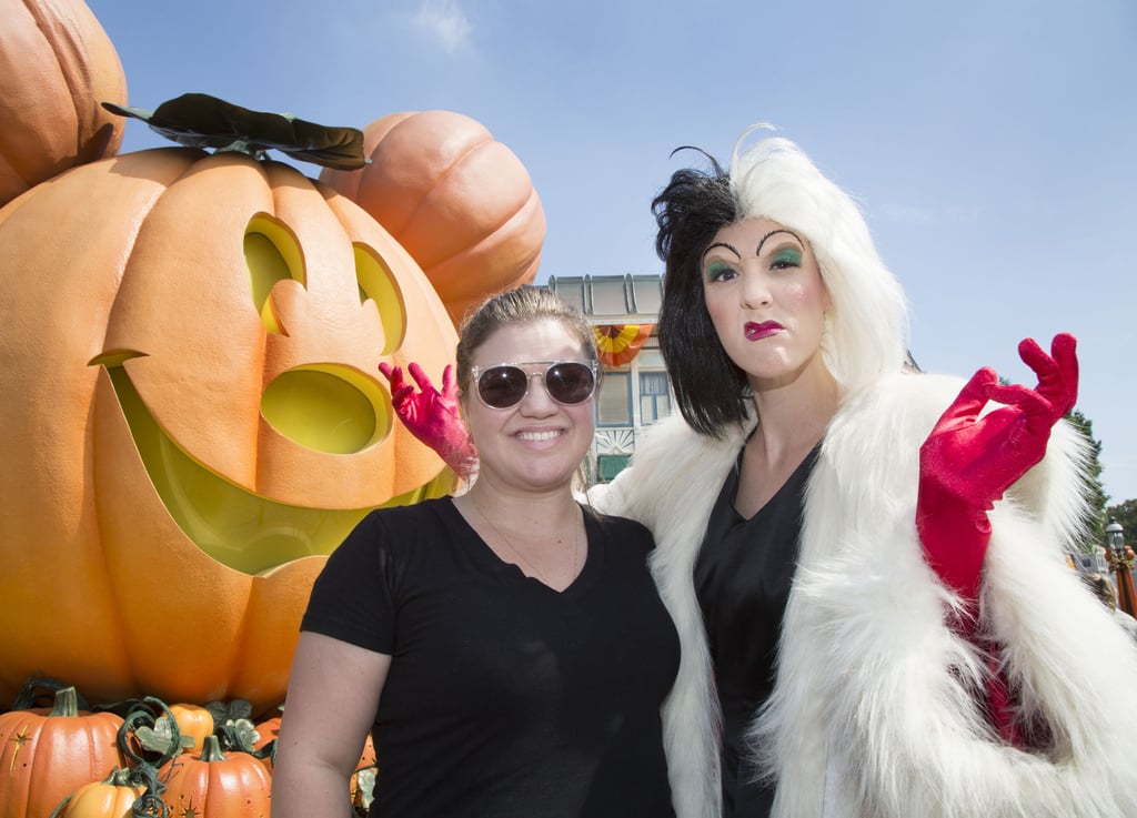 Kelly Clarkson posed with Cruella De Ville in September 2016.