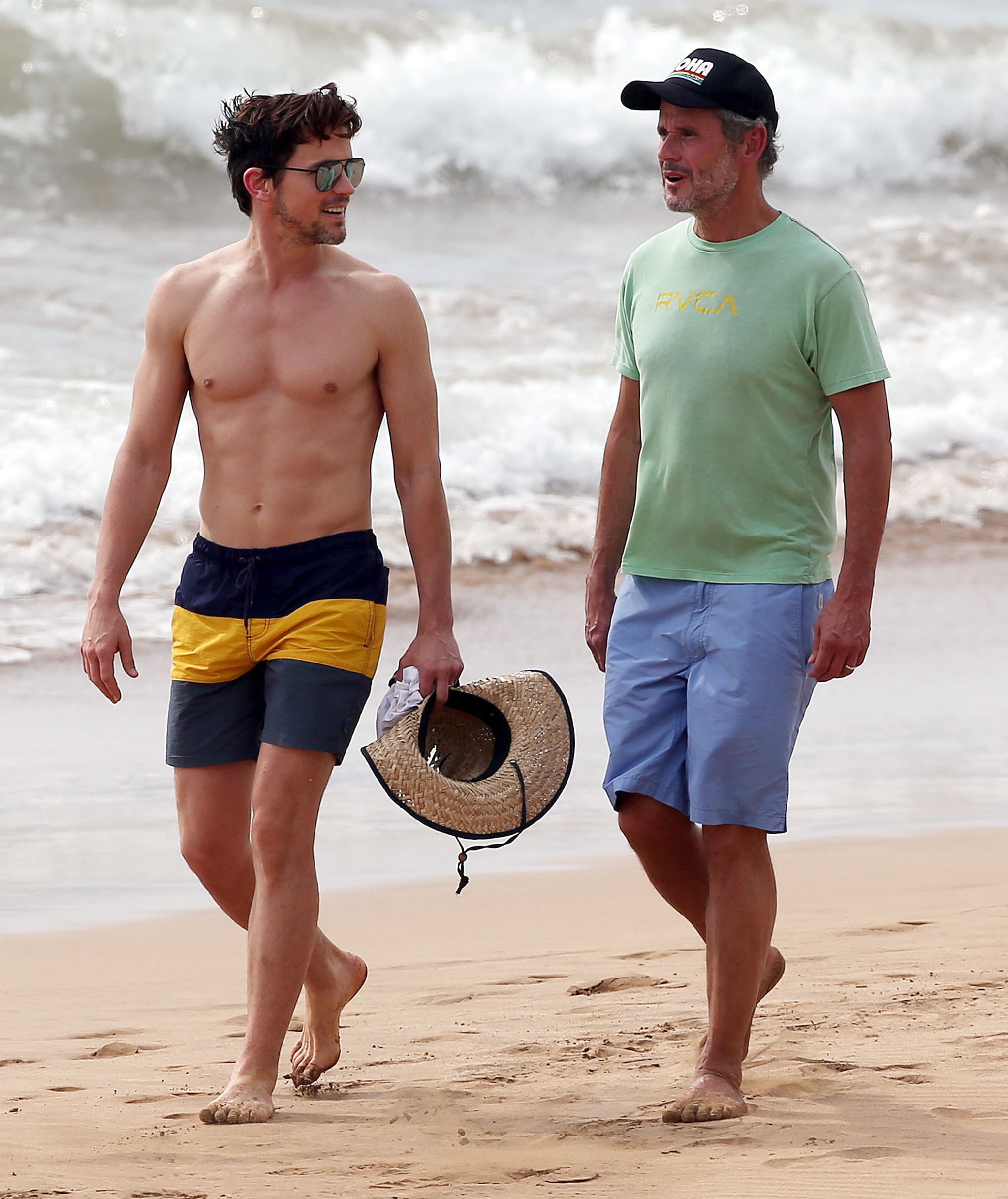 Matt bomer walking out. Мэтт Бомер и Саймон Холлс. Мэтт Бомер и Саймон Холлс 2022. Саймон Холлс и Мэтт Бомер фото. Мэтт Бомер с мужем 2023.